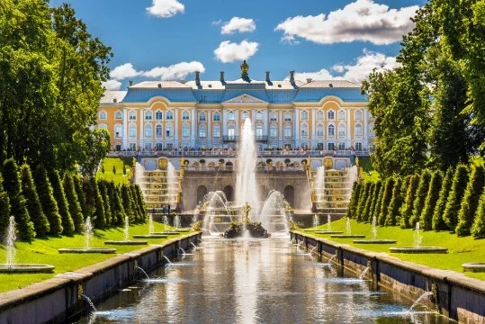 Говорим о местах, которые стоит посетить в Санкт-Петербурге. Их очень много, так что извините, если вашего любимого нет:)
Подошёл к вопросу расширительно, и кое-что это скорее то, что следует сделать