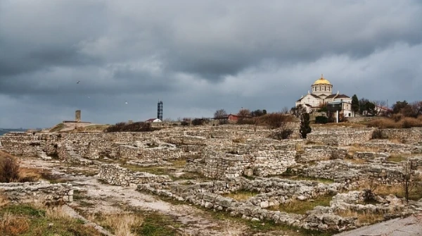 Добрый день. Крым - прекрасное место, в котором остались памятники природы и культуры разных народов. Предлагаю вам выбрать лучшую достопримечательность этого чудесного полуострова.
