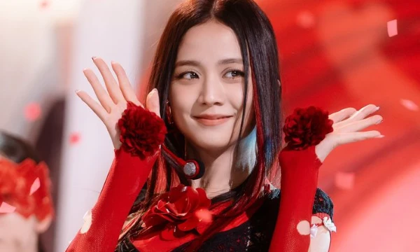 Вот мы и настал час 3-й участницы BLACKPINK. И вам предстоит выбрать лучший образ Джису. Скажу, что было сложно выбрать фото так как ну очень много нарядов было.
Надеюсь вы сможете)))