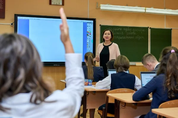 В этом турнире я решила поделиться своими воспоминаниями о школе, которые для меня являлись жизой. Эстафету может взять кто хочет:) 