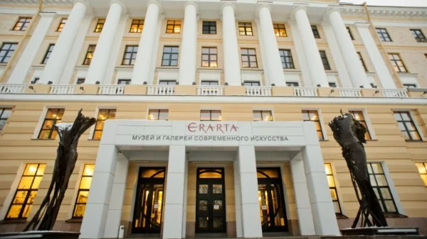 Летом я побывал в Санкт-Петербурге и посетил очень крутой музей современного творчества. Сейчас вы выберите из моих любимых)