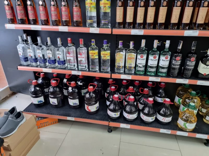 В магазинах продаются вина в 3 и 5 литровых бутылках, на манер наших сосок с пивом. Местные, разумеется, такое вино не советуют. В магазинах продаются вина в 3 и 5 литровых бутылках, на манер наших сосок с пивом. Местные, разумеется, такое вино не советуют.