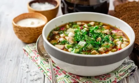 Сейчас тебе предстоит приготовить самую вкусную летнюю окрошку. Нужно добавить туда все продукты на это у тебя есть две минуты!