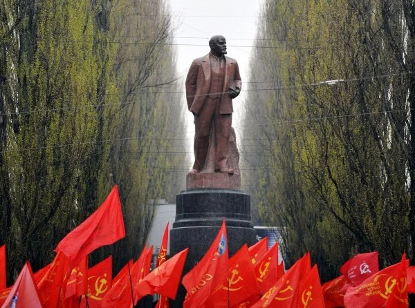 Вам будет представлено 32 памятника В.И. Ленину из разных стран мира, Вам нужно выбрать лучший. Я, конечно, понимаю они все замечательные, но надо выбрать.