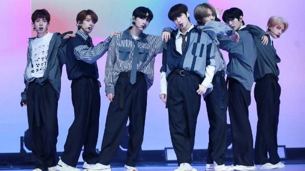 Выбери свой любимый k-pop клип мужской группы. Кого ты выберешь решать тебе. 