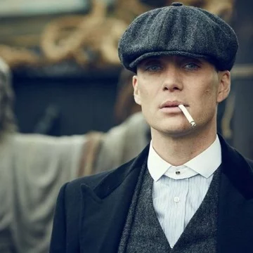Сериал Острые козырьки стартовал в телесети BBC в 2013 году. Его действия происходят в городе Бирмингем и рассказывает о криминальной семье Шелби на деятельность которых повлияла только закончившаяся.