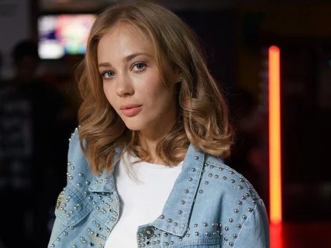 Фото подобрано специально из сериалов, для того, что бы был понятен образ героини(как она выглядит в сериале).