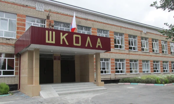 Попробуй выбраться из школы, чтобы тебя не заметили. Учти, последствия могут быть самыми разными. Выбирай, подумав! А то придется думать позже