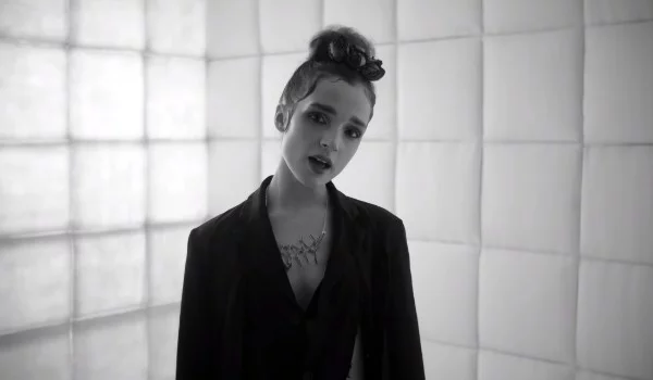 Poppy (Морайа Роуз Перейра) - американская певица, автор песен, ютубер. Выросла в Нашвилле, в штате Теннесси, а в 2014 году перебралась в Лос-Анджелес, чтобы начать свою музыкальную карьеру. 