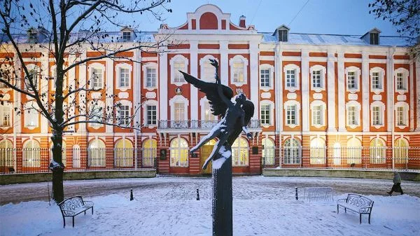 Выбери лучший из университетов нашей родины, попытайся их всех произнести, а потом вспомни где учишься ты. И да, 13 из них в Москве, 10 в Санкт-Петербурге и 12 в остальных городах. 