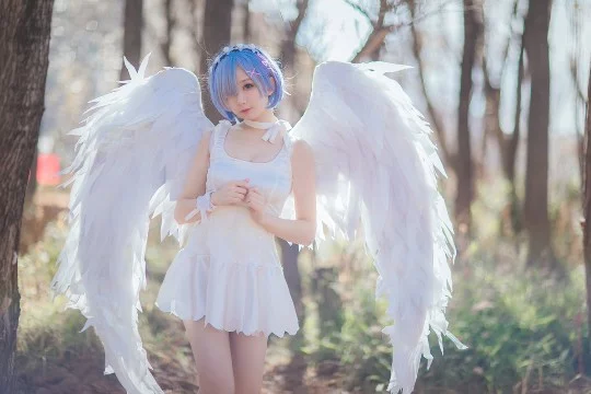 Rem (レム) - персонаж аниме Re:Zero, сестра Рам и одна из горничных-близнецов.