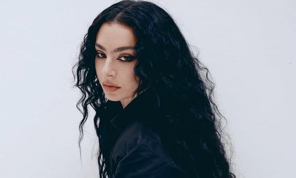 Тут представлены такие исполнительницы: Charli XcX, Dua Lipa, Rihanna, Billie Eilish, Bebe Rexha, Roxen, группа Fifth Harmony.