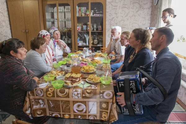 Не пробовали подсчитать, сколько вещей мы делаем, потому что так положено? И вроде бы прекрасно понимаем, что в любой момент можно сказать «нет». Они тянут нас в прошлое.