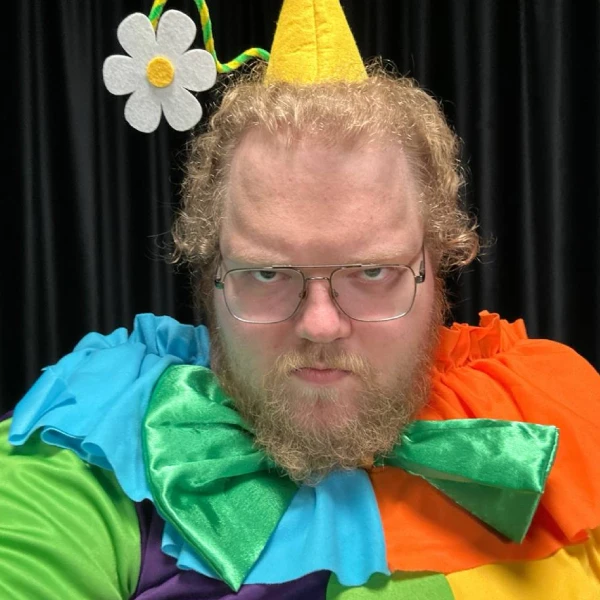 Стримеры Twitch, полны остроумных шуток, забавных моментов и искренних реакций, которые заставляют поймать рофлыч. Предлагаю выбрать того самого стримера, из 32 вариантов