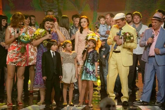 В тест вошли песни из основного сериала в исполнении актёров и "Новогодних Сватов" в исполнении Фили и ко. Очевидно, что победит "Там, где клён шумит", но всё равно приятно вспомнить эти композиции.