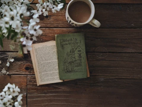 Выбираем самую уютную книгу или обложку, если книга вам не знакома.
Не все книги по умолчанию уютные, но, возможно, они или их обложки вызывают у вас приятные воспоминания и тепло в душе :)