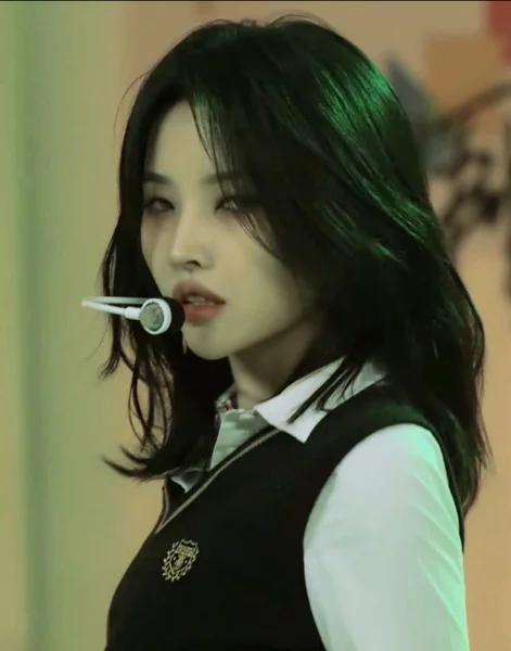 Здесь собраны 32 самые популярные песни, 32 популярных k-pop групп. Предлагаю выбрать лучшую из лучших!