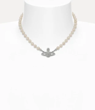 Vivienne Westwood — британский модный дом, известный коллекциями одежды и аксессуаров. Бренд создан дизайнером Вивьен Вествуд. 
