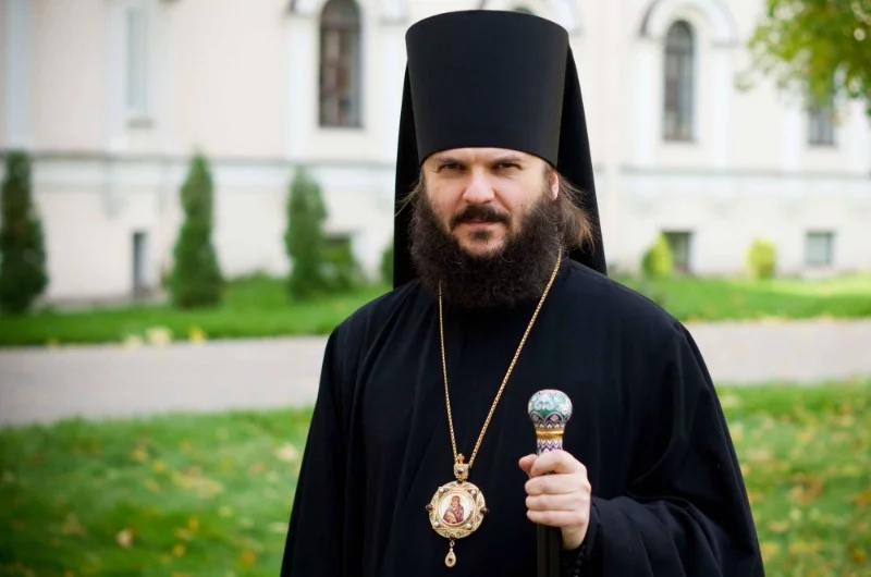 К религии и аниме надо подходить очень аккуратно, чтобы не обидеть чьих-либо "чувств". Потому, вот вам просто православный священник. К религии и аниме надо подходить очень аккуратно, чтобы не обидеть чьих-либо "чувств". Потому, вот вам просто православный священник.