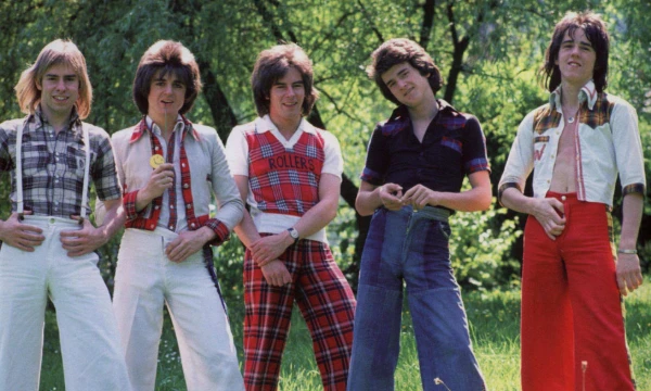 Я слушаю достаточно разную музыку, от весёлого Бабблгам-попа Bay City Rollers  до тяжёлого и философского панк-рока "Гражданской Обороны". Выберите лучшую песню из моих любимых!