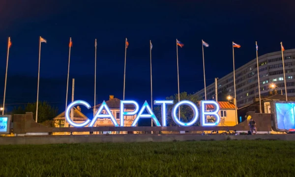Тебя занесло в Саратов и ты Шлёпа поэтому что бы убежать нужно постараться иначе тебя поймают анонимусы полицейские но сначала принимай правила игры...