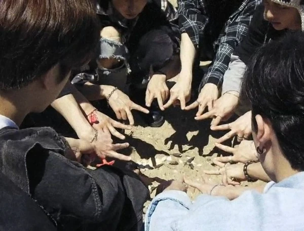 отвечай на вопросы и узнай с каким участником stray kids ты у меня ассоциируешься|надеюсь вам понравится этот тест,приятного прохождения🤍