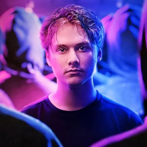 Выбери своего лучшего EDM исполнителя, истинным фанатам после прохождения этого турнира захочется включить свою любимую электронщину.