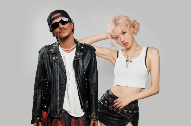Rose(справа) Bruno Mars (слева) Rose(справа) Bruno Mars (слева)