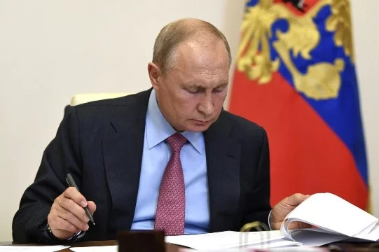 Путин правит с 2000 года (с перерывом в 4 года). Сегодня я предлагаю взглянуть на то, что происходило при нём в различных сферах государства и общества и выбрать самое значимое/важное.