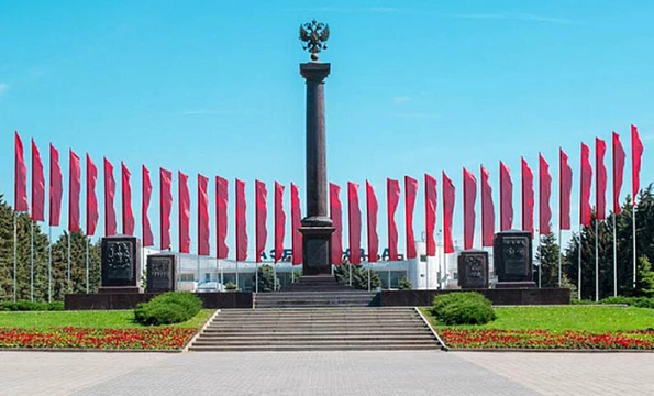 Звание "Города-герой" было присвоено 12 городам и 1 крепости СССР,  звание "Город воинской славы" с 2007 года было присвоено 47 городам России. Попробуй вспомнить все!