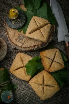 Австралийская кухня сочетает коренные традиции и влияние британской, азиатской и европейской кухонь. В ней используются местные продукты, в том числе мясо кенгуру, крокодила, эму, а морепродукты.