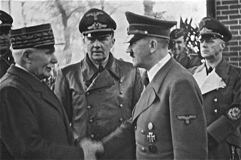 Петен приветствует Гитлера в Монтуаре. Петен приветствует Гитлера в Монтуаре.