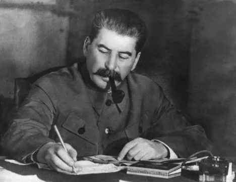 Люди в этом топе подобраны из разных областей(учёные, политики,полководцы,философы,диктаторы). Если вы ничего не смыслите в истории-не беда. Над каждой исторической личностью подписаны его заслуги