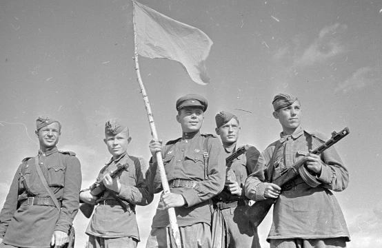 Началась Великая Отечественная Война. Родине нужны те, кто может пожертвовать собой ради неё. И ты- как раз такой человек... Сможешь разгромить Третий рейх?