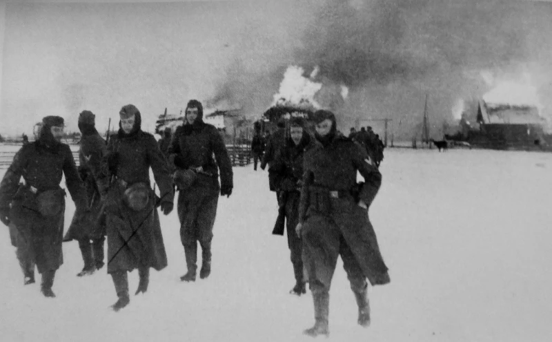 Немецкие солдаты покидают горящую советскую деревню Немецкие солдаты покидают горящую советскую деревню