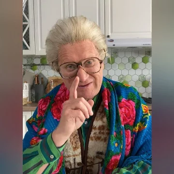 У меня знаешь какая бабушка! Она как меня увидит, сразу орет на всю деревню: «Карлсончик, дорогой!» А потом как налетит, как обнимет!