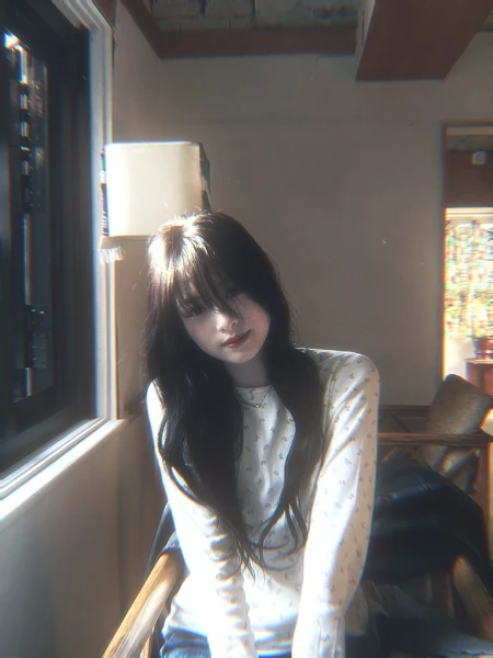 Ахён — южнокорейская певица, ставшая участницей BABYMONSTER от YG Entertainment. Её дебют в составе группы был отложен из-за проблем со здоровьем, но позже Ахён воссоединилась со своими коллегами.⁠★