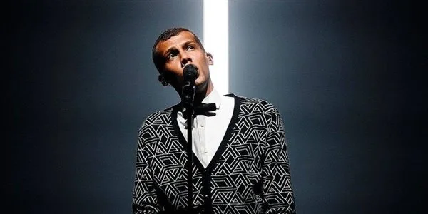 Stromae — это псевдоним бельгийского музыканта и певца Поля Вакье. Он известен своими хитами "Alors on danse" и "Papaoutai". Его стиль сочетает электронную музыку, хип-хоп и поп