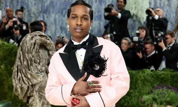 Продолжаем серию тестов про Met Gala 2026! Выбери лучший мужской образ. "Fashion is Art" - тематика мероприятия (Мода - это искусство).
