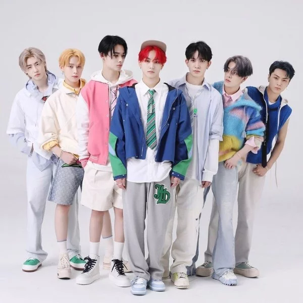 Seventeen, ateez, fromis_9, enhypen...