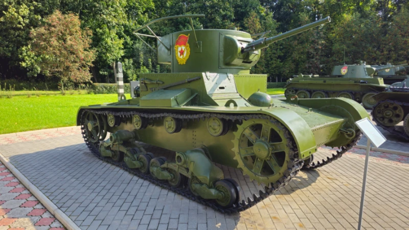 Т -26 на постаменте. Т -26 на постаменте.