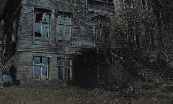 Ты оказался заперт в жутком месте где на каждом шагу подстерегает опасность. Делай правильный выбор чтобы обхитрить монстра и выбраться наружу живым. Проверь свои шансы на спасение!