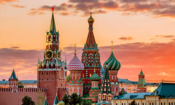 Чтобы объехать всю нашу огромную страну, не хватит и нескольких жизней. Но можно начать с малого - например, с этого списка из 32 городов, которые стоит увидеть хотя бы раз.
