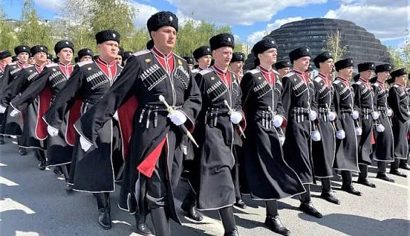 Мне, кстати, понравилась униформа казачьего войска. Мне, кстати, понравилась униформа казачьего войска.